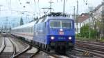 BR 120 120-151 'ZDF-Express' f�hrt am 4.5.10 mit dem IC 2011 nach T�bingen in Mainz Hbf ein.