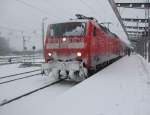 120 201-9 wartet mit RE 33012 von Rostock Hbf nach ...