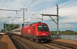 br-1216 Mit gut 30 Minuten Versp�tung passierte am 24.05.2010 1216 226 (ehemals die Eurolok 'Tschechien' und Ex-Strichcode-Lok) mit dem EC 173 'Vindobona' (Hamburg Altona - Villach Hbf.) die Station Wien Praterkai.