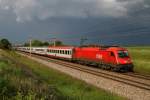 br-1216 24.5.10 Mehr als 2 Jahre nach dem Ablichten des D 273 in D�rnkrut fuhr mir die 1216 226 wiedereinmal vor die Linse, nat�rlich im typischen �BB Rot. Hier bespannt sie den EC 173 von Hamburg Altona nach Villach und konnte bei Tallesbrunn (inkl. Weltuntergangsstimmung) abgelichtet werden.