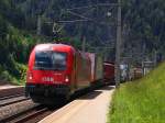 br-1216 1216 018-2 zieht eine RoLa durch den Bahnhof St. Jodok . 04.06.2010