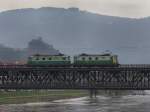 Zwei Loks der BR 122 am 04.04.2010 bei der �berfahrt ...