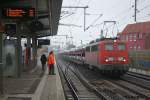139 262 mit einem Autozug in Hannover Linden/Fischerhof am 23.2.2010. ...