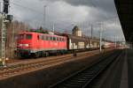 139 246 steht abgeb�gelt mit einem gemischten G�terzug am Haken ...