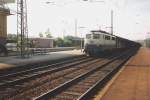 BR 140 mit Zugen 140 382-3 durchf�hrt mit ihrem Gz den Bahnhof Eschwege West in Fahrtrichtung Norden. Aufgenommen Sommer 1994 (Foto-Scan).