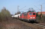 BR 140 mit Zugen 140 810 und 140 857 mit einem Kesselwagenzug am 6.4.10 in Limmer.
