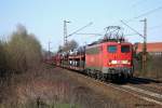 BR 140 mit Zugen 140 490 mit einem Autozug in Limmer am 6.4.10.