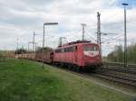 BR 140 mit Zugen Die ziemlich mitgenommen aussehende 140 024, in orientrot, zieht am 22.04.'10 einen Auto Leerzug durch Lehrte