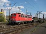 BR 140 mit Zugen 140 677-6 verl�sst am 22.04.'10, mit einem schweren Stahl Ganzzug, den Bahnhof