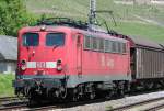 Die 140 806-1 zieht einen Gz durch Winningen am 05.06.2010 ...