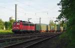 140 774-1 mit Containerzug in Fahrtrichtung Norden durch Eschwege West. ...