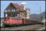 BR 140 mit Zugen Bei strahlendem Sonnenschein durchf�hrt 140 434 den Bahnhof Weinheim (02.04.2007). Sie hat einige Wagen mit Holz am Haken.