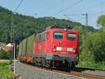 BR 140 mit Zugen 140 172-8 legt sich mit ihrem Containerzug bei Mecklar in die Kurve. Aufgenommen am 07.07.2010.