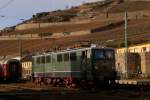 E 42 151 beim Umseten in R�desheim (Rhein) am 17.12.2011 ...