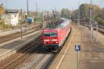 Mit einem aus Silberlingen gebildetem Regionalzug f�hrt die Stuttgarter 143 ...