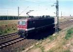 BR 143 Lokportraits Auf der Zufahrtsstrecke von und zum F�hrhafen Mukran war,im Mai 2000,die 143 267 unterwegs.Nachdem Diese,den IR 316 aus Leipzig,mit Kurswagen nach Malm�, bis nach Mukran gebracht hatte,ging es f�r die Lok zum ehmaligen Haltepunkt Mukran-Mitte,wo die Lok bis zur R�ckleistung am Nachmittag dort abgestellt wurde.Die Baureihe 143 kommt seit langen schon nicht mehr nach Mukran.