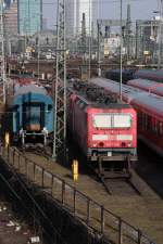 BR 143 Lokportraits Links(Gleis 386) steht ein dreiachsiger Umbauwagen und rechts (Gleis 385) die z-gestellte 143 321 mit ihren Schwesterloks.Am 19.03.10 in Frankfurt(Main).