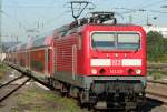 Die 142 231 zieht den SE20 von Limburg durch Frankfurt ...