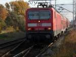 BR 143 mit Zugen 143 250 mit der S-Bahn nach Warnem�nde am 31.Oktober 2009 bei der Einfahrt in Rostock Bramow. 