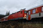BR 143 mit Zugen Selten: Ein Dieseltriebwagen muss eine E-Lok abschleppen.
In diesem Fall hat 628/629 071 (derzeit neg Nieb�ll) am 18.11.2009 143 311-9 auf den Haken genommen.