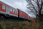 BR 143 mit Zugen Nachschuss: 143 311-9 wird am 18.11.2009 von einem 628/629 in den Pinneberger Bahnhof gezogen. 