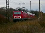 BR 143 mit Zugen Scheinbar k�mpft sich hier die 143 934-8 mit einer S2 von Borna nach Leipzig Hbf mitten durch die Wildnis - man sieht das Gleis vor lauter Gras auf dem Bahnsteig kaum! Hierbei handelt es sich um das Bahnsteigende in Leipzig-St�tteritz. (28.11.2009)
