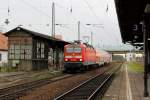 143 829-0 h�lt am 28.11.2009 mit einem Zug der S-2 ...