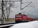 Mit einem Br�ckengel�nder voller Schnee im Vordergrund ist eine RB ...