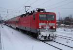 BR 143 mit Zugen Eine unbekannte 143 f�hrt hier gerade aus dem Bahnhof von L�bbenau/Spreewald raus. Seine Reise ging von Calau/Niederlausitz nach Nauen �ber Berlin Sch�nefeld Flughafen. 01.01.2010