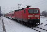 BR 143 mit Zugen 143 193-1 kommt hier mit einer RB14 von Calau/Niederlausitz nach Berlin Karlshorst �ber Berlin Sch�nefeld Flughafen aus dem L�bbenauer Bahnhof gefahren. 23.01.2010