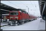 BR 143 mit Zugen 143 860 mit einer S-Bahngarnitur auf Gleis 6 am 30.01.2010 im Rostocker Hbf.
