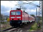 BR 143 mit Z�gen 143 277-2 f�hrt RE33208 nach Rostock. Fp kurz hinter dem Hbf.
Stralsund am 18.04.07 