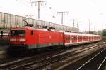 BR 143 mit Zugen 143 213-7 mit S! 6162 Dortmund Hauptbahnhof-D�sseldorf Hauptbahnhof auf Essen Hauptbahnhof am 23-8-2004. Bild und scan: Date Jan de Vries.