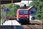 BR 143 mit Zugen 143 881-1 durcheilt, mit einem G�terzug, den Bhf Neustrelitz. am 29.07.08 