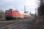 143 034 mit einem Fu�ballsonderzug am 27.2.10. in Hannover Misburg. ...