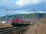 Bei interessanten Lichtverh�ltnissen f�hrt 143 354-9 mit einer RB aus ...