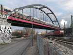 Regionalzug mit 143 947-0 nach Nauen - oben f�hrt gerade ...