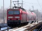 BR 143 mit Zugen 143-871 mit RB in G��nitz, am 09.03.2010