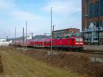 BR 143 mit Zugen 143 283-0 hat mit einer RB nach Lichtenfels eben Rudolstadt-Schwarza verlassen und wird in K�rze Saalfeld (Saale) erreichen. (19.03.2010)