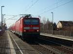 BR 143 mit Zugen BR 143 359 mit RE von Leipzig nach Dresden, am 09.03.2010, in Gerichshain.