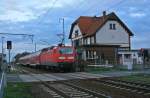 BR 143 mit Zugen 143 305-1 mit Regionalzug in Richtung Frankfurt/Oder am 04.04.10 im Hp. Coschen