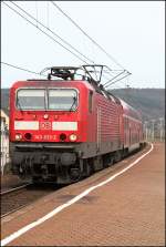 BR 143 mit Zugen 143 833 (9180 6143 833-2 D-DB) durchf�hrt mit einem RE1, Koblenz Hbf - Saarbr�cken Hbf, den Haltepunkt Pfalzel. (02.04.2010)