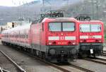 BR 143 mit Zugen Und nun stehen 143 313-5 und 143 878-7 f�r den Werktag bereit als RB von Koblenz nach Wiesbaden in Koblenz HBF am 03.04.2010