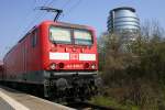 BR 143 mit Zugen 143 828-2 mit S2 nach Dresden-Flughafen in Dresden-Freiberger Stra�e, im Hintergrund der Turm des WTC; 19.04.2010