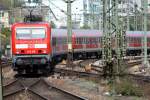 BR 143 mit Zugen Einfahrt der 143 315 am 18.4.2010 in Stuttgart Hbf.