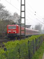 BR 143 mit Zugen 143 583-3 zieht einen S8-Zug nach Hagen, hier verl�sst Sie gerade den Bahnhof B�ttgen in Richtung Neuss Hbf bei diesigem Wetter.  8.4.2010