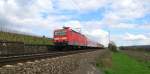 BR 143 mit Zugen DB 143 269-9 mit der RB 15530 von Wiesbaden Hbf nach Koblenz Hbf, bei Erbach (Rheingau); 11.04.2010