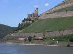 BR 143 mit Zugen An einer Burg kurz nach R�desheim f�hrt eine RB. Mai 2010.