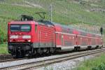 Die 143 280-6 zieht ihren RE1 von Koblenz durch Winningen ...