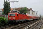Mit dem RE 7 nach W�nsdorf-Waldstadt passiert 143 576-7 am ...